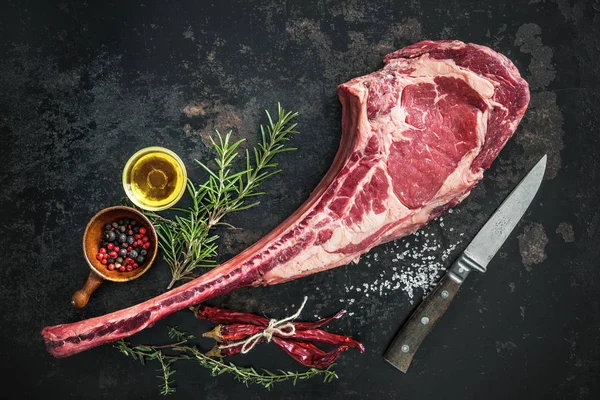 Filete de res de tomahawk crudo envejecido seco — Foto de Stock