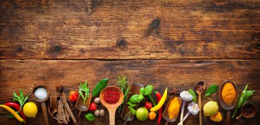 Çeşitli otlar ve baharatlar.