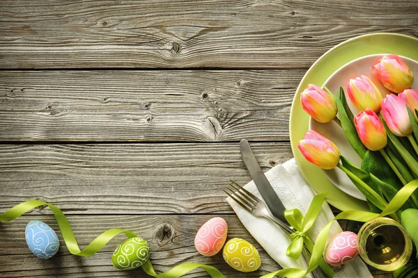 Definição de mesa de Páscoa com tulipas de primavera e talheres — Fotografia de Stock