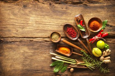 Çeşitli otlar ve baharatlar.