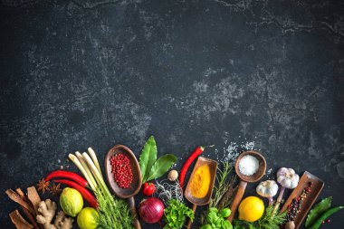 Çeşitli otlar ve baharatlar.