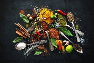 Çeşitli otlar ve baharatlar.