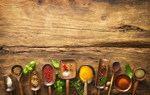 Diverse kruiden en specerijen — Stockfoto