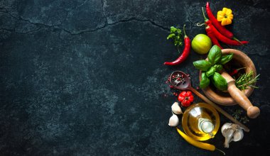 Otlar ve baharatlar arduvaz arka plan üzerinde