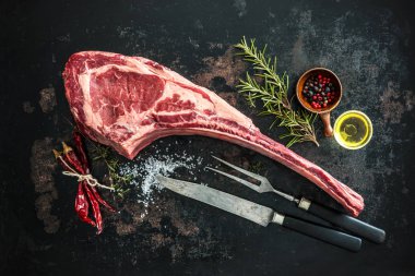 Ham tomahawk sığır eti biftek kuru yaşlı