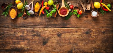 Çeşitli otlar ve baharatlar.