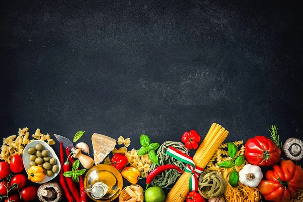 Italienische Lebensmittelzutaten auf Schiefer Hintergrund — Stockfoto