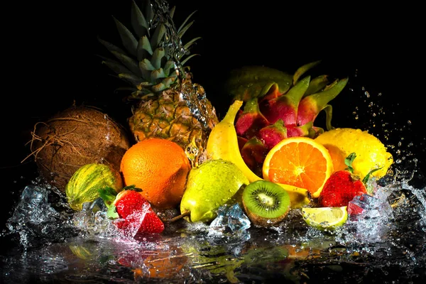水のしぶきと果物 — ストック写真