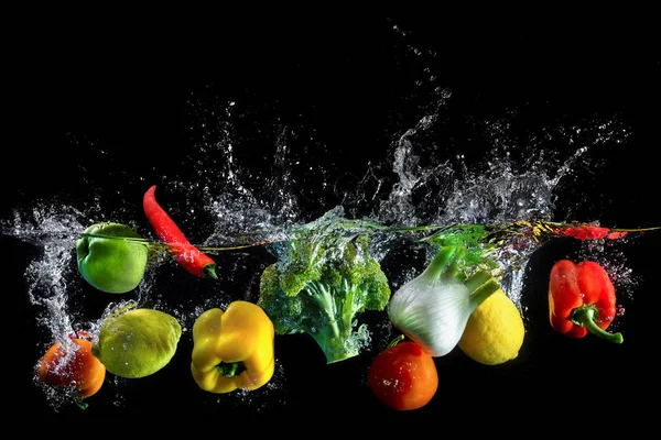 Les légumes éclaboussent dans l'eau — Photo