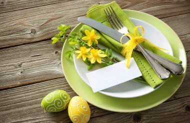 Paskalya Tablo ayarı ile nergis ve çatal bıçak takımı