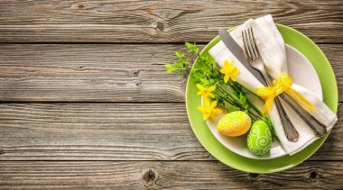 Paskalya Tablo ayarı ile nergis ve çatal bıçak takımı