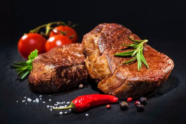 Izgara sığır filetosu biftek baharatlar ile