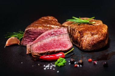 Izgara sığır filetosu biftek baharatlar ile