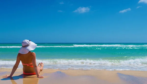 Frau entspannen am Strand — Stockfoto