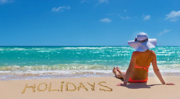 Vrouw ontspannen op het strand — Stockfoto