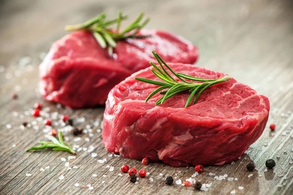 Bifes de filé de carne crua com especiarias — Fotografia de Stock