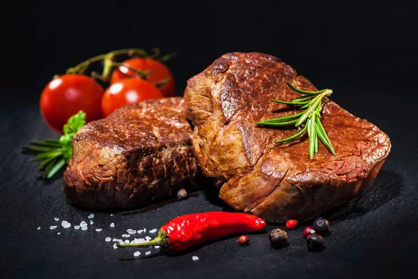 Bifes de filé de carne grelhada com especiarias — Fotografia de Stock