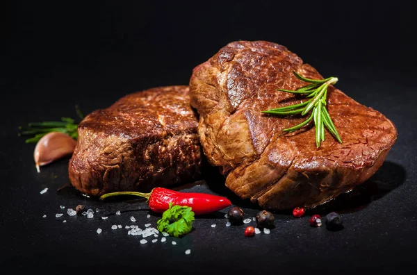 Bifes de filé de carne grelhada com especiarias — Fotografia de Stock