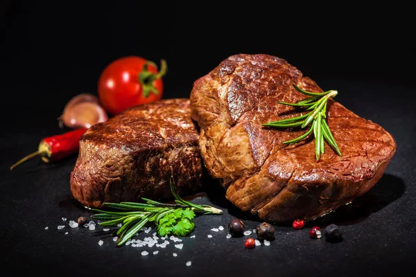 Grillezett marhahús szelet pecsenyék, fűszerek — Stock Fotó