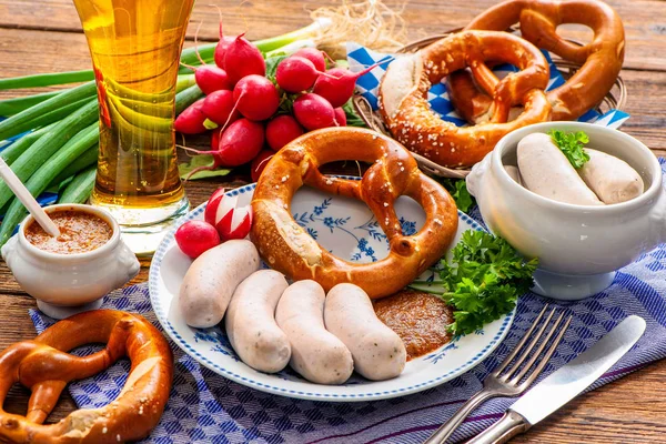 Salsichas brancas com mostarda doce e pretzel — Fotografia de Stock