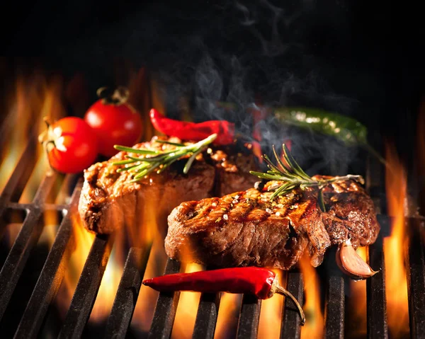Steaks de boeuf sur le gril — Photo