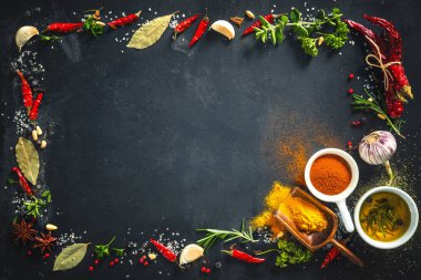 Otlar ve baharatlar taş koyu arka plan üzerinde