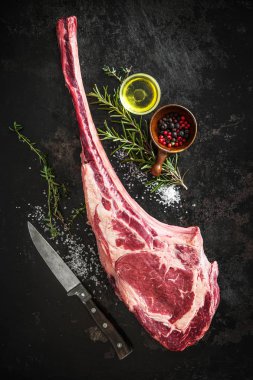 Ham tomahawk sığır eti biftek kuru yaşlı