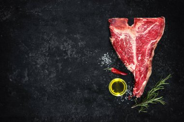 Ham kuru yaşlı t-bone biftek için ızgara