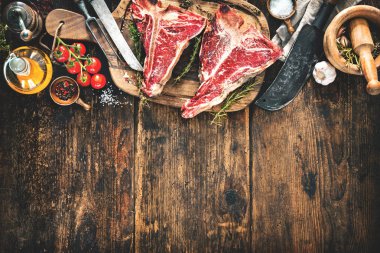 Ham kuru yaşlı t-bone biftek için ızgara