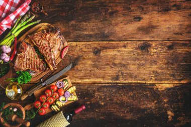 Izgara T-bone biftek taze otlar ile sebze ans bott şarap.