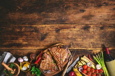 Izgara T-bone biftek taze otlar ile sebze ans bott şarap.