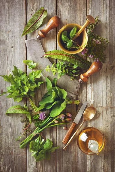 Ervas frescas e especiarias na mesa de madeira — Fotografia de Stock