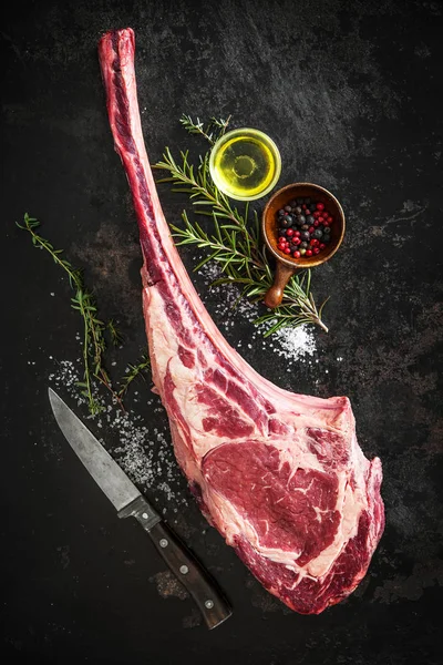 Filete de res de tomahawk crudo envejecido seco — Foto de Stock