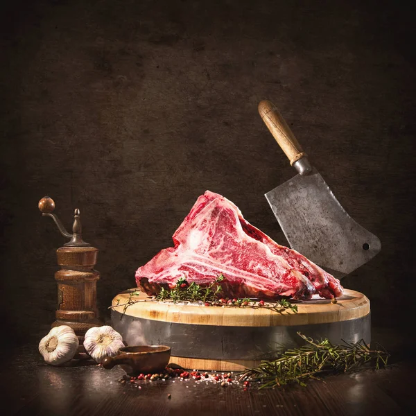 Surový suché věku t-bone steaky na gril — Stock fotografie