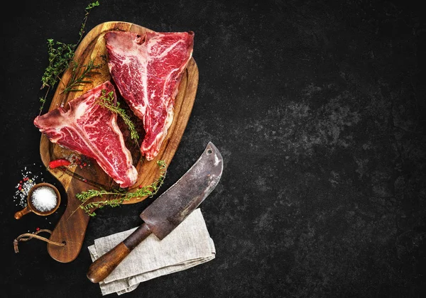 Surový suché věku t-bone steaky na gril — Stock fotografie
