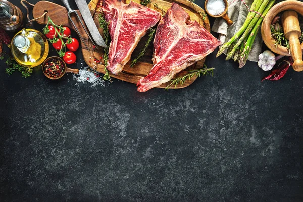 Rohe, getrocknete Steaks mit Knochen für den Grill — Stockfoto