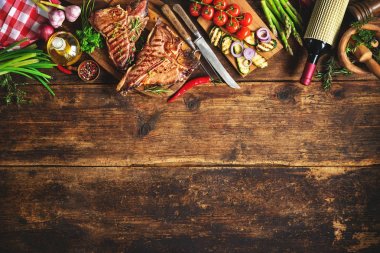 Izgara T-bone biftek taze otlar ile sebze ans bott şarap.