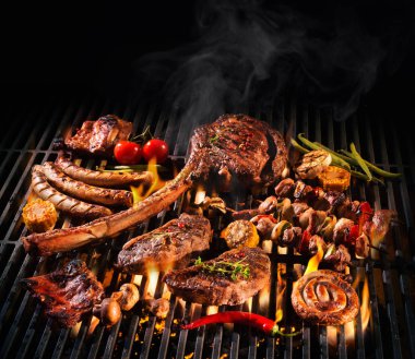 Çeşitli lezzetli ızgara et mangal üzerinde