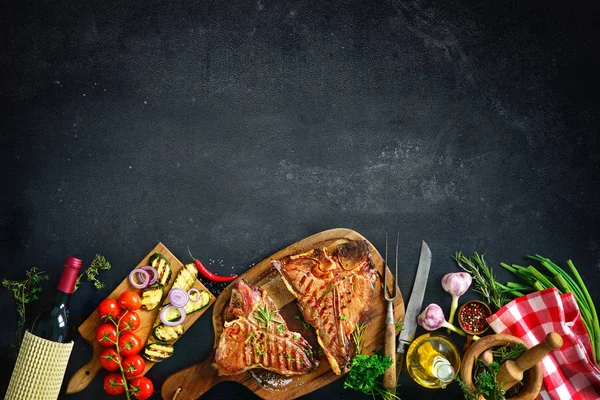 Filetes de hueso en T a la parrilla con hierbas y verduras frescas — Foto de Stock