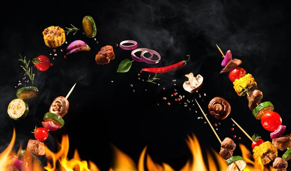 Collage of grilled meat skewers and vegetables — Stock Photo, Image