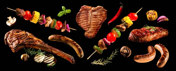 Collage av olika grillat kött och grönsaker — Stockfoto