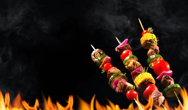 焼き肉の串焼きと野菜のコラージュ — ストック写真