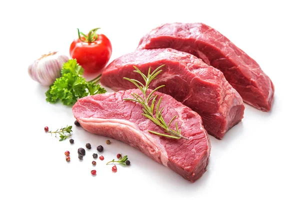 Pedaços de carne de vaca assada crua com ingredientes — Fotografia de Stock