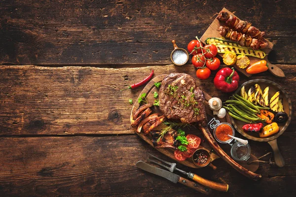 Мясо-гриль и овощи — стоковое фото