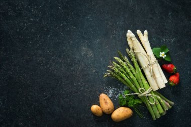 Taze yeşil ve beyaz kuşkonmaz