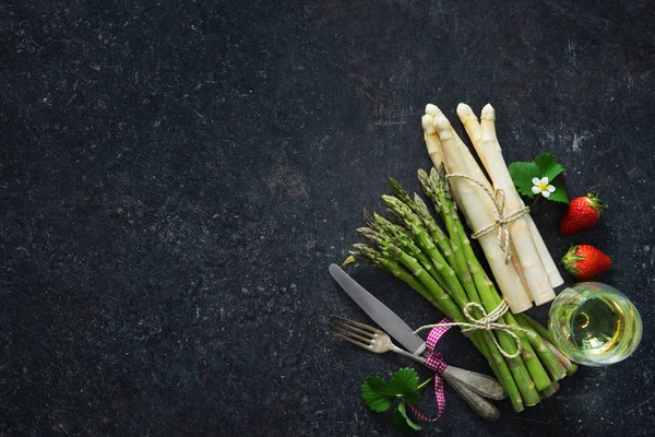 Fresh green and white asparagus — Stock Photo, Image