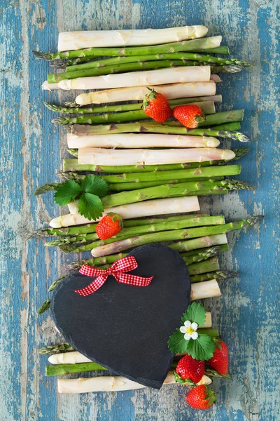 Frischer grüner und weißer Spargel — Stockfoto