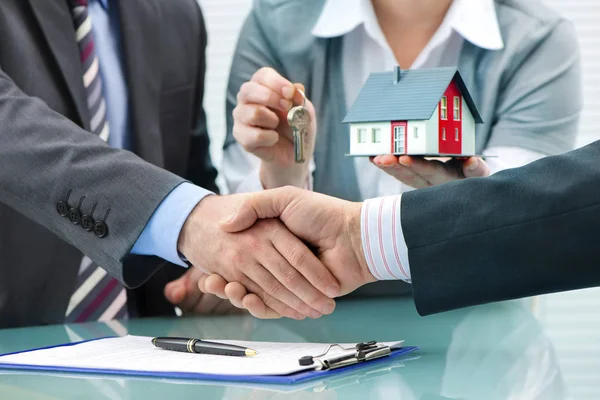 Handshakes with customer after contract signature — Stock Photo, Image
