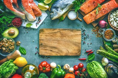 Aromatik otlar, baharatlar ve sebze taze balık çeşitleri