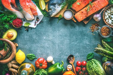 Aromatik otlar, baharatlar ve sebze taze balık çeşitleri